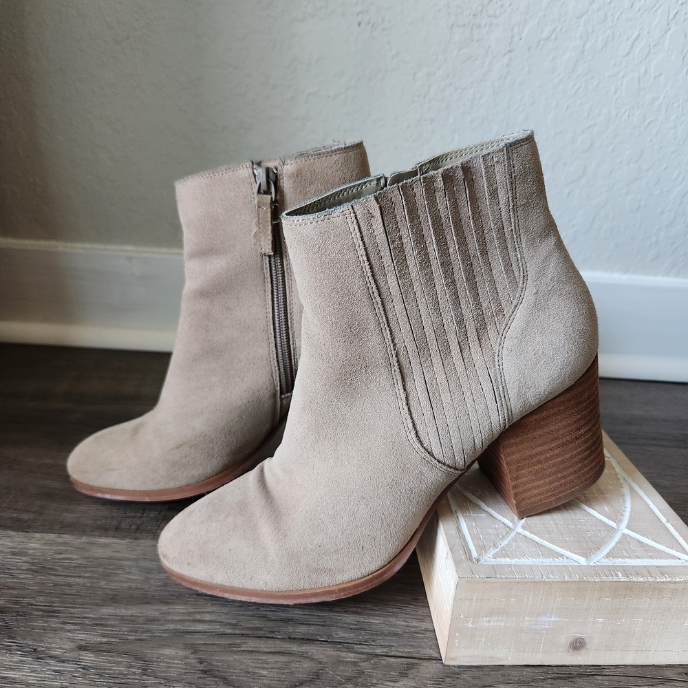 Chic Tan Ankle Boots